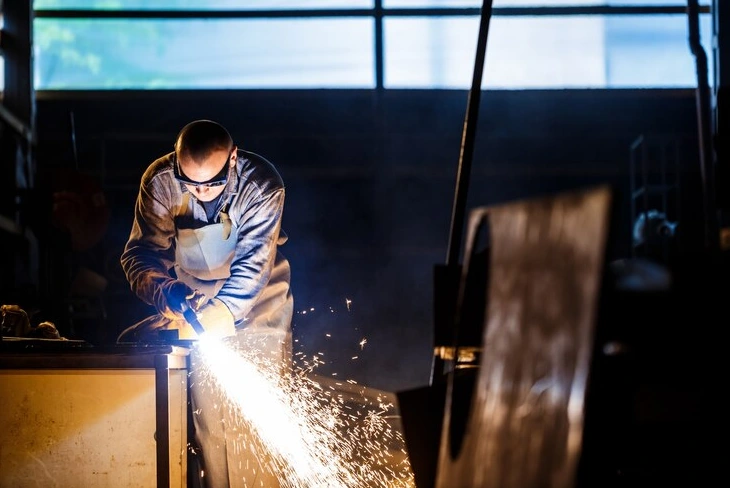 Tig Pulsado Bull Welder in action, showcasing precision welding on various materials